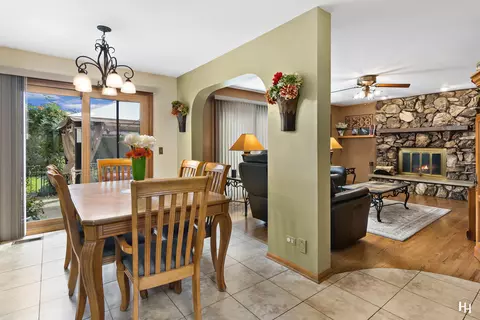 Dining - 573 N 3rd Ave, Des Plaines, IL 60016 photo 2 of 5