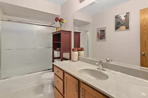 Bath - 573 N 3rd Ave, Des Plaines, IL 60016 photo 2 of 7