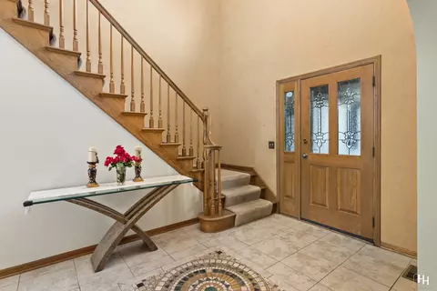 Entry Way - 573 N 3rd Ave, Des Plaines, IL 60016 photo 1 of 2