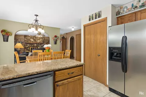 Kitchen - 573 N 3rd Ave, Des Plaines, IL 60016 photo 4 of 6