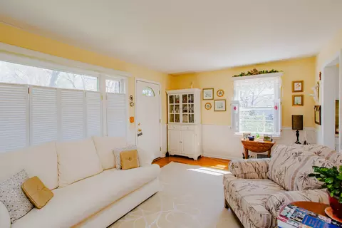 Living - 767 Goethe St, Elgin, IL 60123 photo 2 of 6