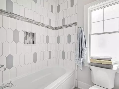 Bath - 554 Forest Ave, River Forest, IL 60305 photo 9 of 13