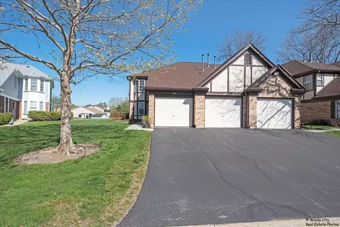 207 Green Knoll Ln, Streamwood, IL 60107