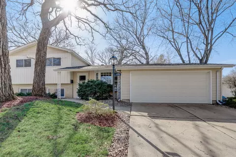 136 S Cedarcrest Dr, Schaumburg, IL 60193