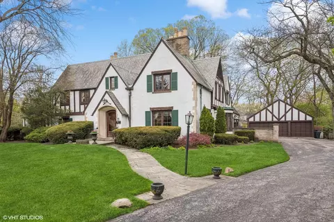 Exterior - 172 De Windt Rd, Winnetka, IL 60093 photo 2 of 8