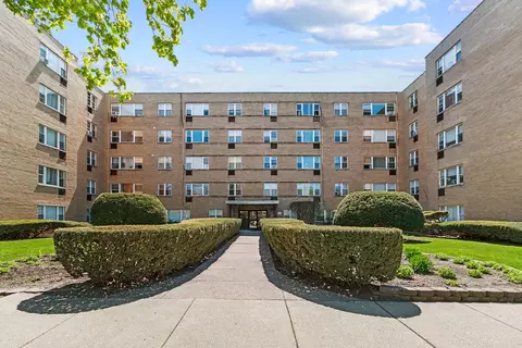 2115 W Farwell Ave #404, Chicago, IL 60645