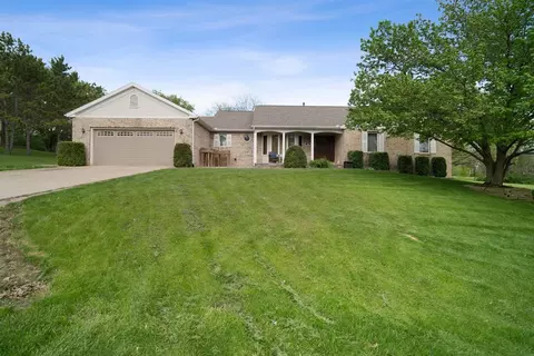 2210 Ladue Ln, Bloomington, IL 61705