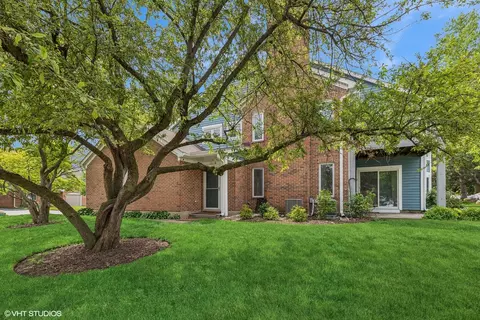 1518 N Kendal Ct, Arlington Heights, IL 60004