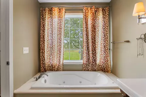 Bath - 7739 Lakewood Rd, Weldon, IL 61882 photo 3 of 4