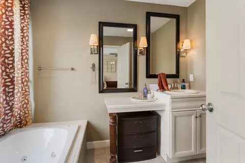Bath - 7739 Lakewood Rd, Weldon, IL 61882 photo 2 of 4