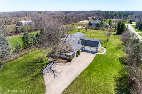 2401 W Wright Rd, Prairie Grove, IL 60012