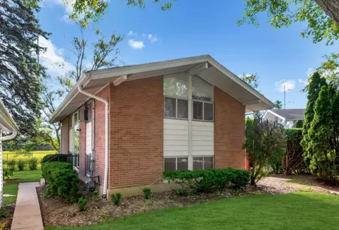 453 Edens Ln, Northfield, IL 60093
