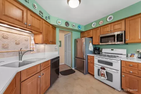 Kitchen - 953 Interloch Ct, Algonquin, IL 60102 photo 2 of 2
