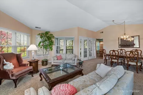 Living - 953 Interloch Ct, Algonquin, IL 60102 photo 2 of 6
