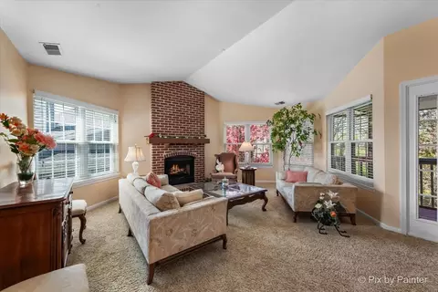 Living - 953 Interloch Ct, Algonquin, IL 60102 photo 4 of 6