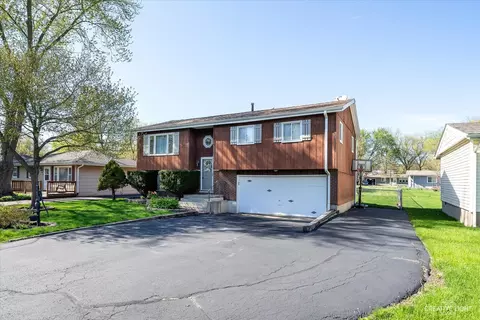 4500 Clearview Dr, Mchenry, IL 60050