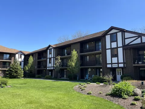 915 N York St #503, Elmhurst, IL 60126