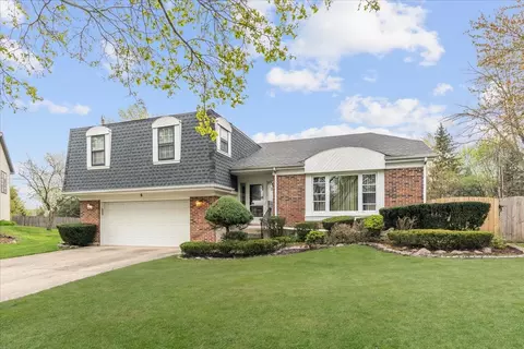 9 Newtown Ct E, Buffalo Grove, IL 60089