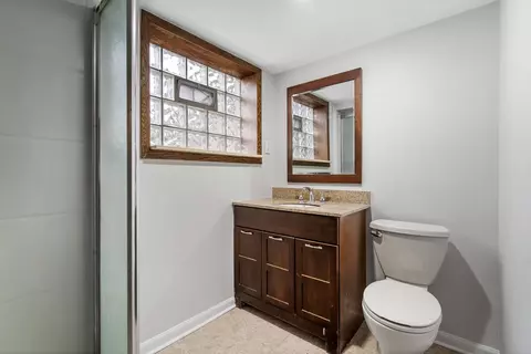 Bath - 204 Dulles Rd, Des Plaines, IL 60016 photo 3 of 4