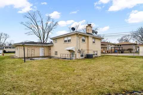Exterior - 204 Dulles Rd, Des Plaines, IL 60016 photo 4 of 6