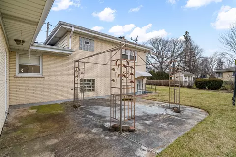 Exterior - 204 Dulles Rd, Des Plaines, IL 60016 photo 5 of 6