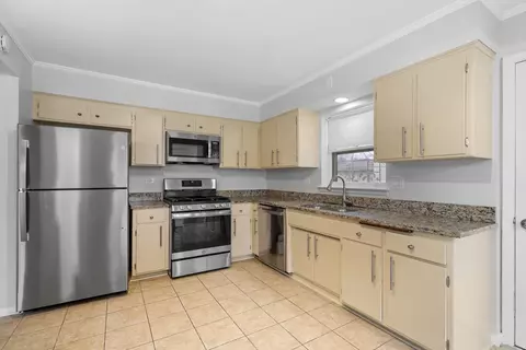 Kitchen - 204 Dulles Rd, Des Plaines, IL 60016 photo 3 of 4
