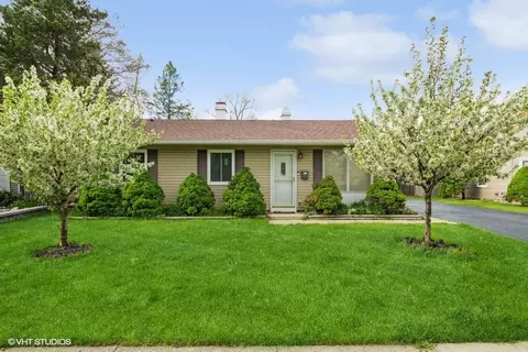 18 E Briarwood Dr, Streamwood, IL 60107