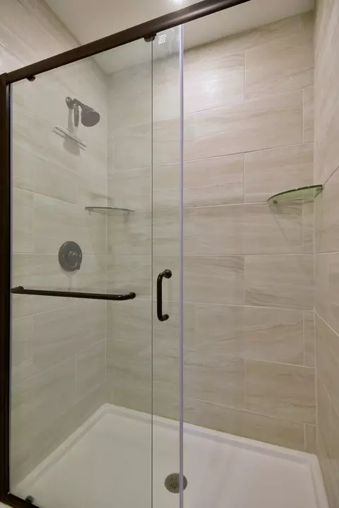 Bath - 809 Biltmore Ct, Naperville, IL 60563 photo 3 of 3
