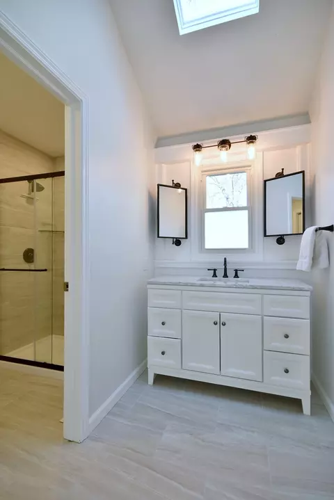 Bath - 809 Biltmore Ct, Naperville, IL 60563 photo 2 of 3