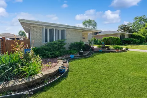 16461 George Dr, Oak Forest, IL 60452