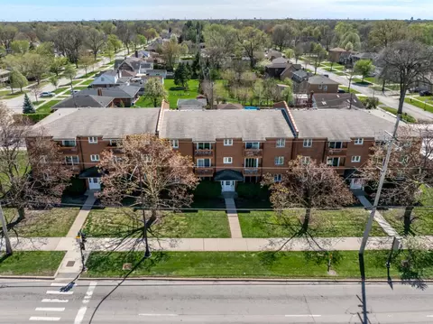 517 W Central Rd #2B, Mount Prospect, IL 60056