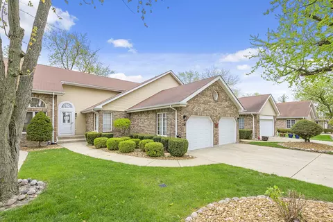 26 W Maple Ln, Palos Heights, IL 60463