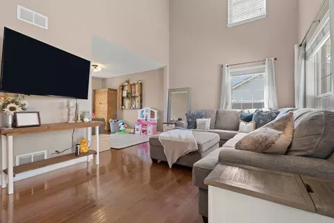 Living - 622 Deames St, Plano, IL 60545 photo 1 of 5