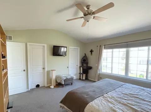 Bedroom - 469 Knoll Crest Dr, Bartlett, IL 60103 photo 2 of 4
