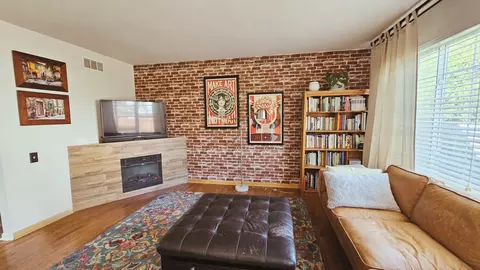 Living - 469 Knoll Crest Dr, Bartlett, IL 60103 photo 3 of 4