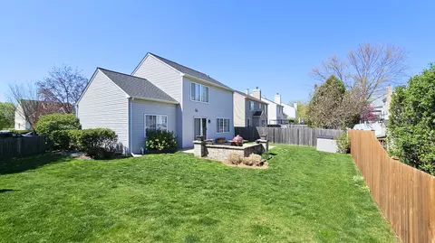 Exterior - 469 Knoll Crest Dr, Bartlett, IL 60103 photo 6 of 7