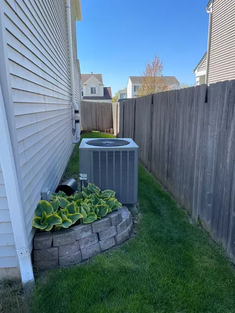 Exterior - 469 Knoll Crest Dr, Bartlett, IL 60103 photo 7 of 7