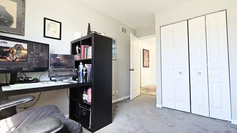 Bedroom - 469 Knoll Crest Dr, Bartlett, IL 60103 photo 4 of 4