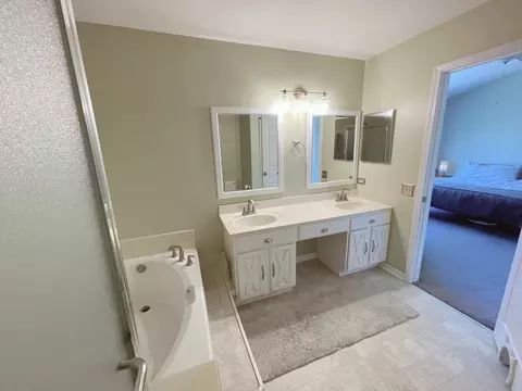 Bath - 469 Knoll Crest Dr, Bartlett, IL 60103 photo 3 of 4