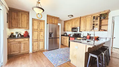 Kitchen - 469 Knoll Crest Dr, Bartlett, IL 60103 photo 2 of 3