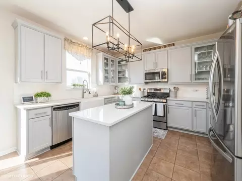 Kitchen - 1021 Biltmore Dr, Elgin, IL 60120 photo 1 of 2