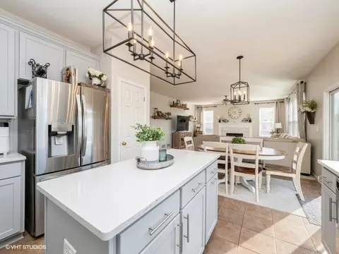 Kitchen - 1021 Biltmore Dr, Elgin, IL 60120 photo 2 of 2