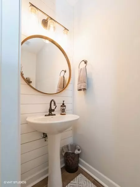 Bath - 1021 Biltmore Dr, Elgin, IL 60120 photo 1 of 4
