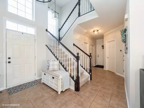 Entry Way - 1021 Biltmore Dr, Elgin, IL 60120 photo 2 of 4