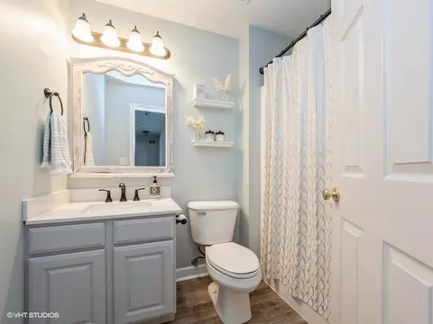 Bath - 1021 Biltmore Dr, Elgin, IL 60120 photo 4 of 4
