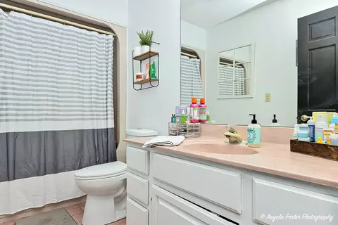 Bath - 704 Deerpath Rd, Harvard, IL 60033 photo 2 of 4