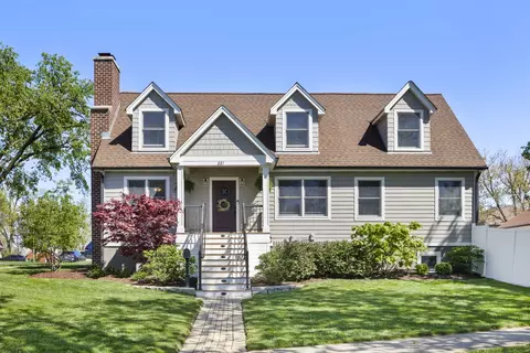 881 S Chatham Ave, Elmhurst, IL 60126