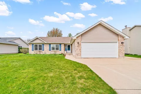 219 Ashwood Dr, Sycamore, IL 60178