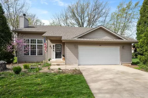 841 Hamlet St, Batavia, IL 60510