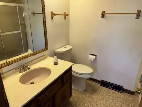 Bath - 1301 Wilson Ave, Wheaton, IL 60189 photo 3 of 5